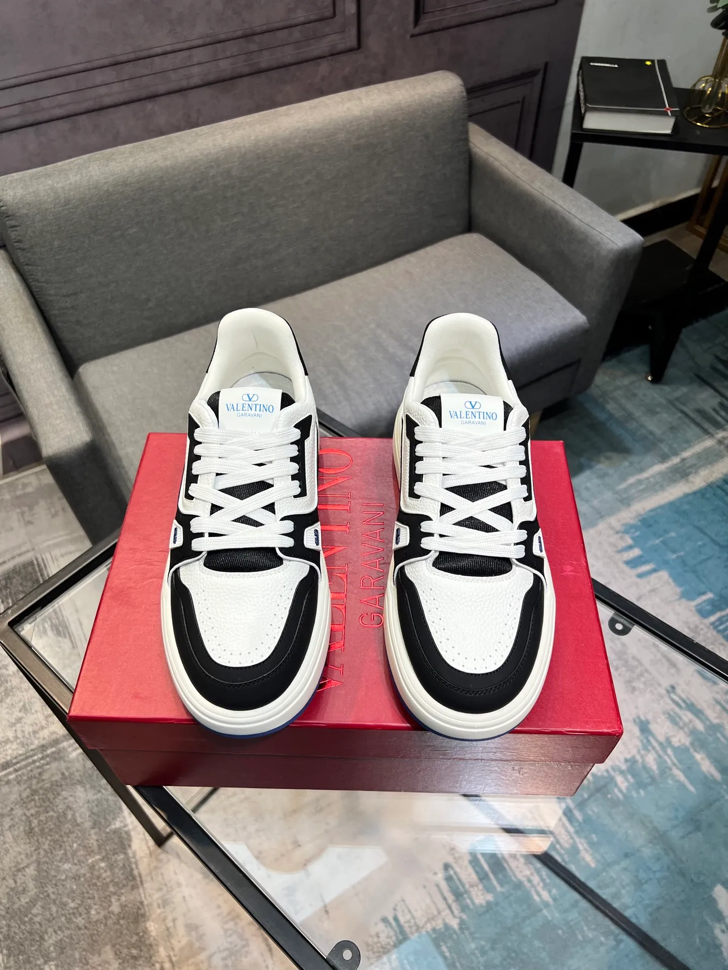 Men's men's shoes 💰660 𝑽𝒂𝒍𝒆𝒏𝒕𝒊𝒏𝒐 Valentino 𝑶𝒏𝒆𝑺𝒕𝒖𝒅 Couple's sneaker series Valentino 2025 latest couple's sneakers, celebrity style, hot sale. The original ZP was purchased and dismantled. Repeated pattern making and modification. I strive to restore the original version 1:1! Top luxury masterpiece, soft and comfortable, combining fashion and leisure, bringing excellent elegant texture and excellent on-foot comfort. Top purchase version upper: imported calfskin surface/original oil edge craftsmanship. Inner: water-dyed cowhide lining. Outsole: original development 𝐓𝐏𝐔 two-color combination outsole. Packaging: original configuration complete package. Code number: 35-44 yards. 34.45 can be customized. Can be customized (self-labeled-no label) order.